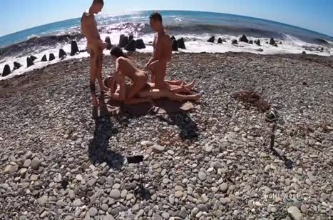 Русскую девушку трахают втроем прямо на пляже