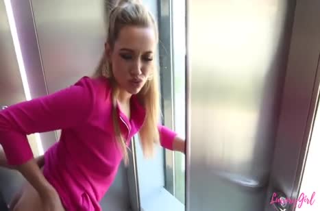 Гламурная русская девка не удержалась перепихнуться в лифте