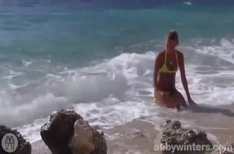 Красивая телочка поплавала в море и устроила мастурбацию на пляже